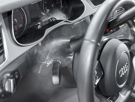 Reinigung mit bürste und reinigungsmittel von air armaturenbrett und  multimedia im auto arbeiter bei der detaillierung des autoservice reinigen  elemente des innenraums des autos